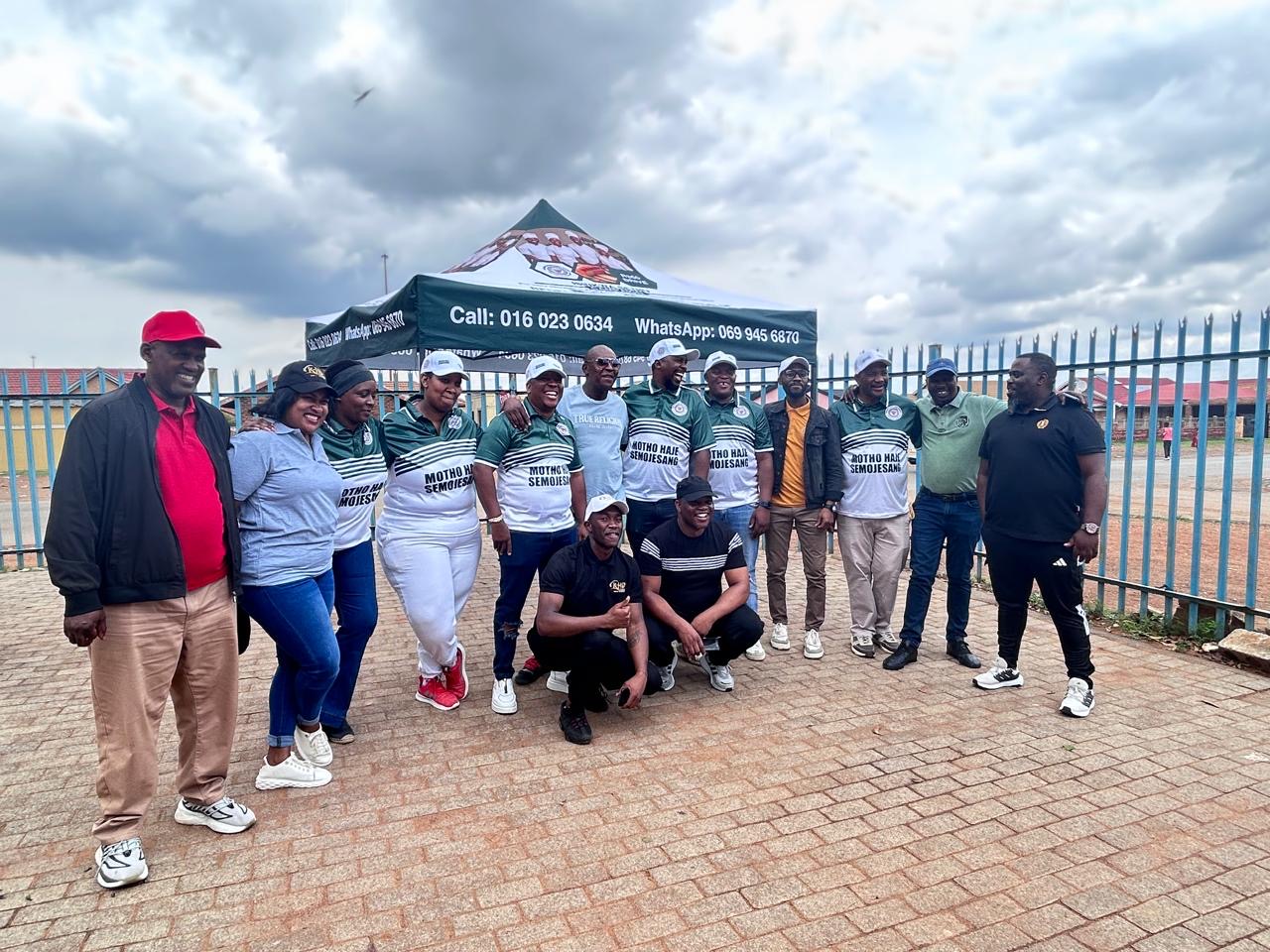 Isicholo and Isinkwa Sethu volunteers gathered at the community tent